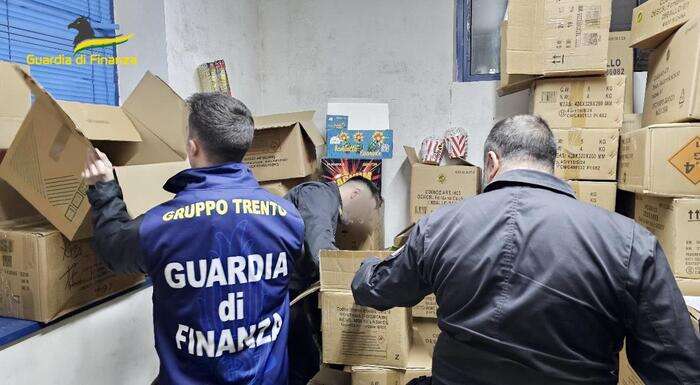 Gdf di Trento sequestra otto quintali di fuochi d'artificio