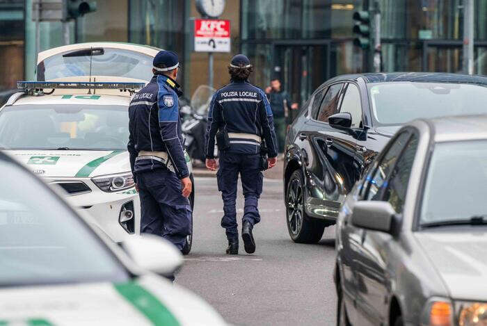 Travolta sulle strisce pedonali a Milano, 52enne gravissima