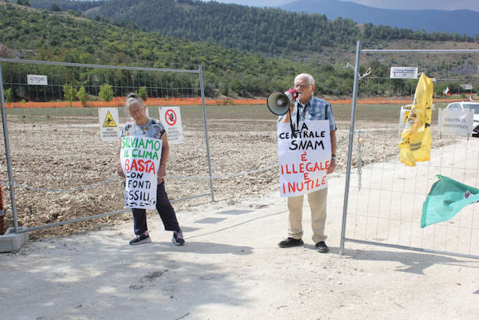 Centrale Snam Sulmona, attivisti incatenati davanti al cantiere