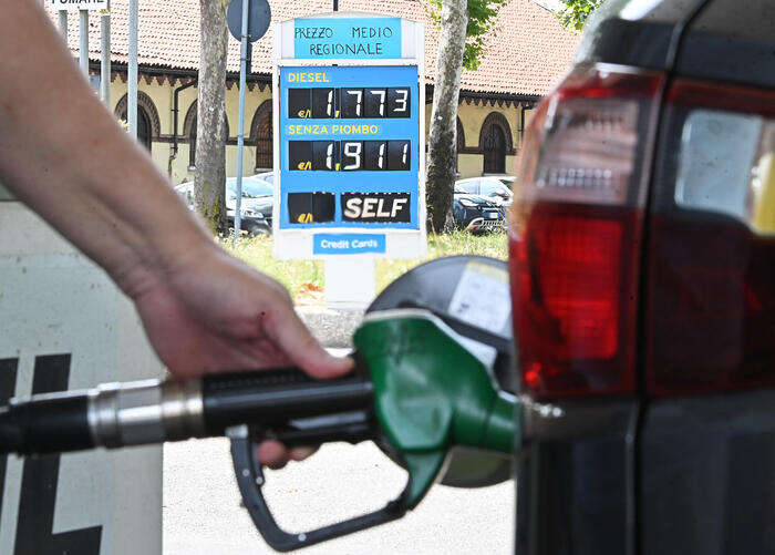 Carburanti, assestamenti al ribasso, benzina self a 1,85 euro