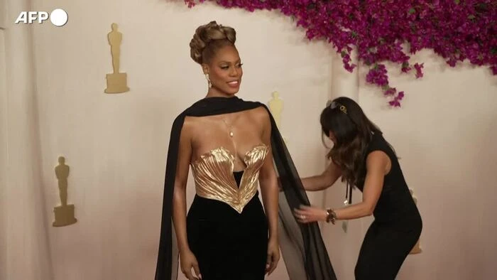 Oscar, Laverne Cox posa per i fotografi sul tappeto rosso
