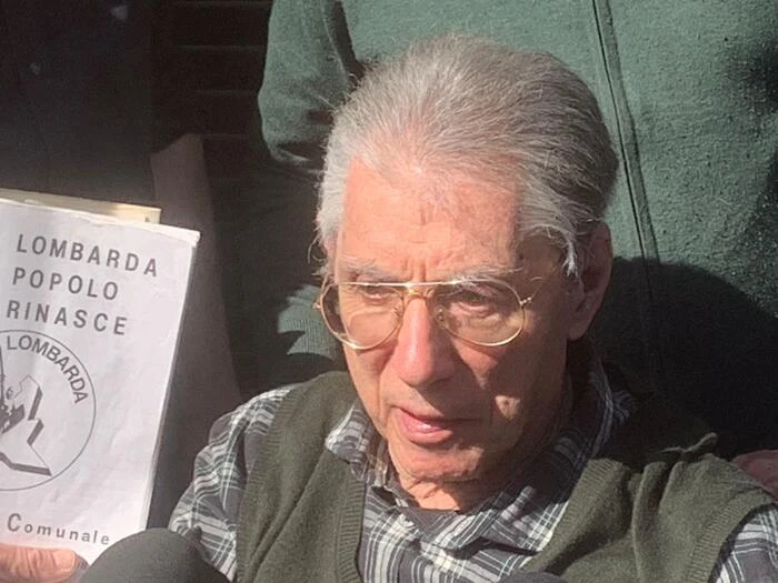 Umberto Bossi ha votato vicino a via Bellerio a Milano