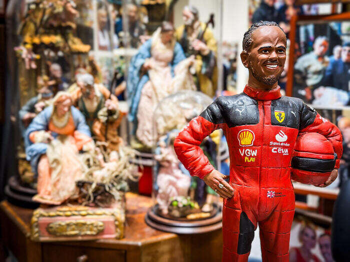 Lewis Hamilton in tuta Ferrari anche nel presepe napoletano