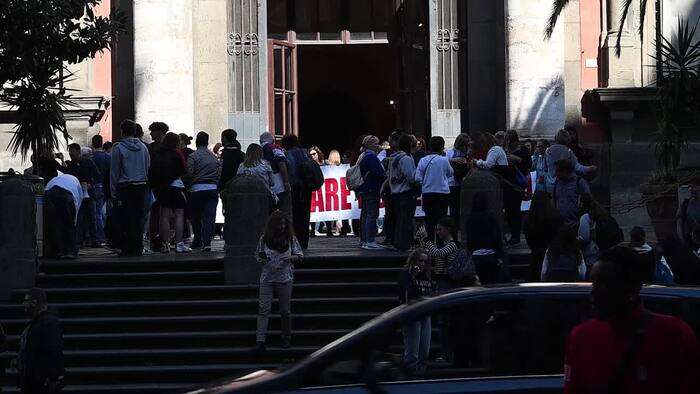 Sit-in degli addetti al welfare di Gesco davanti al Mann di Napoli