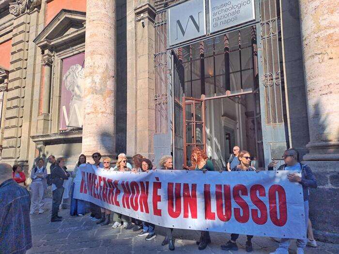 Protesta operatori Gesco a Napoli si sposta al Mann