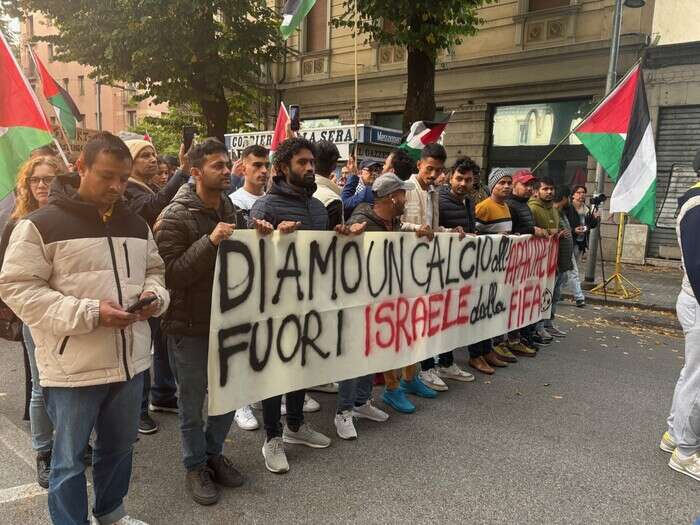 Al via corteo a Udine, 'diamo un calcio all'apartheid'