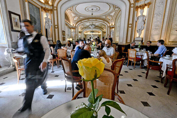 Fissata per domani riapertura storico caffè Gambrinus di Napoli