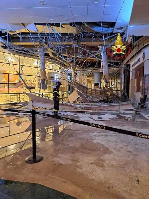 Crollo in centro commerciale, paura ma nessun danno