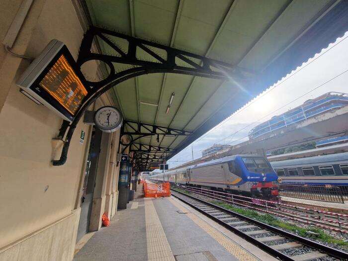 Donna muore investita da un treno Freccia lungo la linea Adriatica