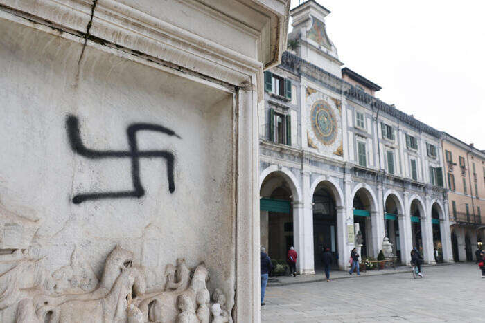 A Brescia manifestazione antifascista dopo il caso svastiche