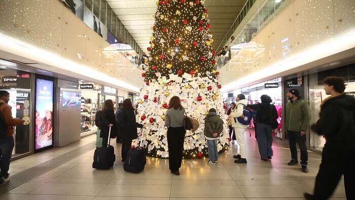 Natale, biglietti e desideri affissi all'albero della stazione Termini di Roma