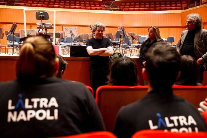 Gustavo Dudamel e i ragazzi dell'orchestra Sanitansamble