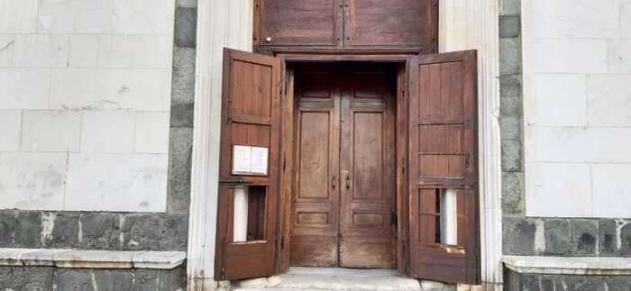 Vandalizzata basilica delle Carceri a Prato, sfondati i portoni