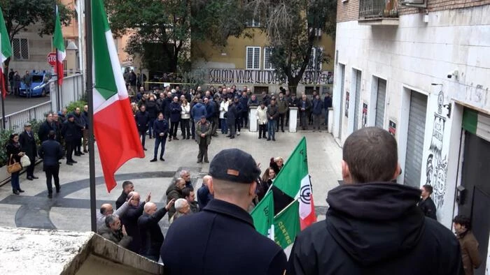 Saluto romano e svastiche a funerale, chiesto processo per 8