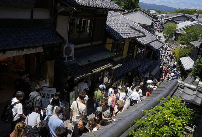 Kyoto decuplica la tassa di soggiorno, troppi turisti