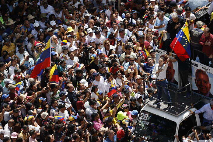 A un mese dal voto in Venezuela, l'opposizione torna in piazza