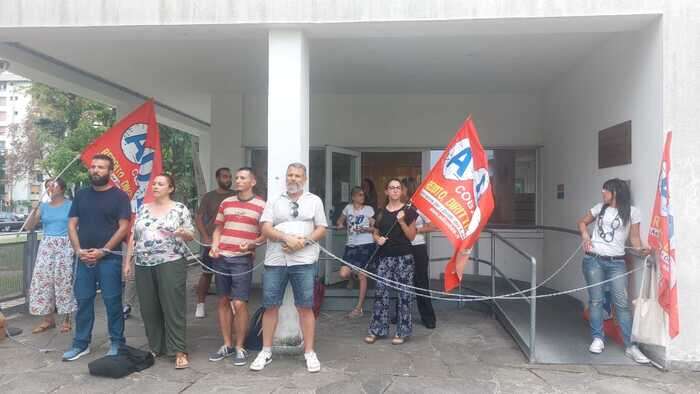 Scuola: precari incatenati all'Ust Milano, 'è emergenza'