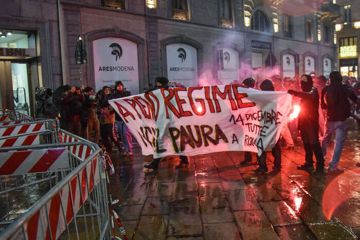 In 4mila a Milano contro guerra e ddl 1660, petardi alla Scala