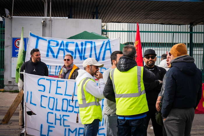 Continua presidio operai davanti alla Stellantis di Pomigliano