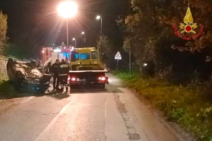 Si ribalta con auto dopo impatto con cinghiale, donna ferita