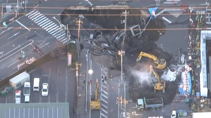 Camionista precipitato martedi' in una voragine vicino Tokyo, poche le speranze di salvarlo