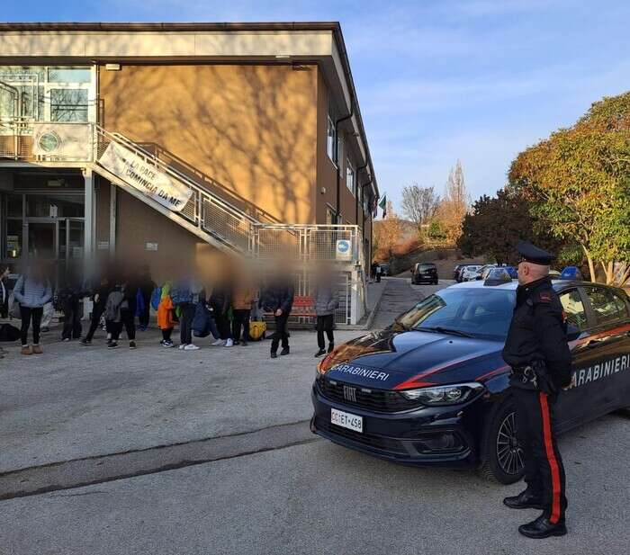 Botte e minacce ad un coetaneo, i carabinieri fermano due minori