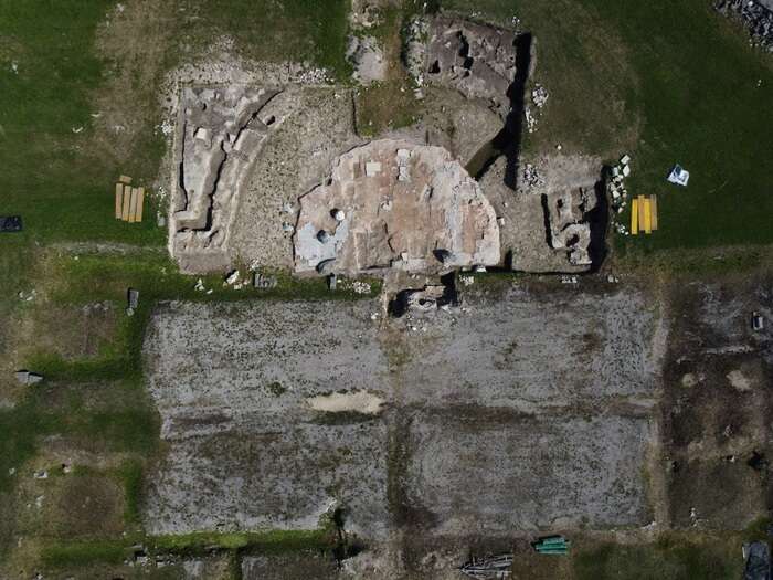 Terme di Aquileia, emergono un'abside e una colossale colonna