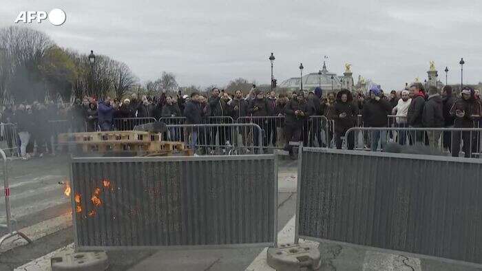 Taxi in sciopero a Parigi, in 500 protestano vicino l'Assemble'e Nationale