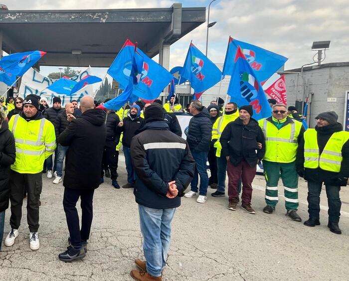 Stellantis, operai servizi bloccano Ingresso Merci