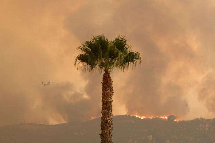 La California brucia, il vento alimenta le fiamme