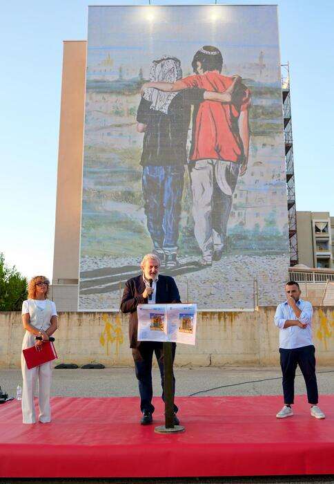 Abbraccio tra bimbi Israele e Palestina,Emiliano inaugura murale