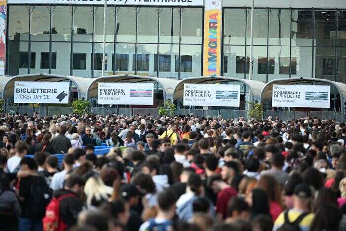 Si apre sipario sul Salone Libro, è subito festa al Lingotto