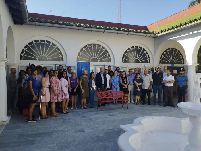 A Cuba una panchina rossa all'ambasciata d'Italia