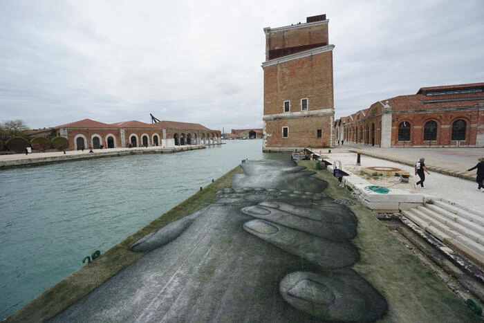 Woman Life chiede di escludere Iran da Biennale