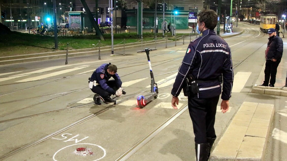 ++ Scontro monopattino-auto, muore ventenne a Milano ++