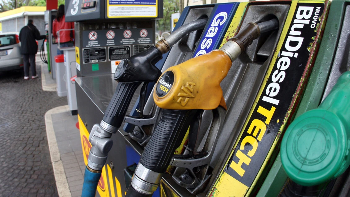 Il prezzo della benzina sale a 1,951 euro al litro