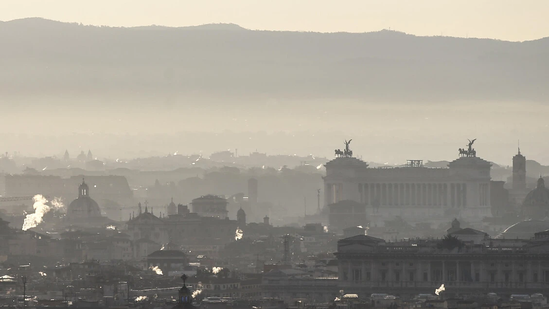 Ancora troppe auto nelle città italiane, ma scende l'inquinamento
