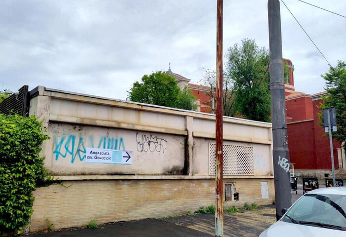 'Ambasciata del genocidio', cartelli anti Israele a Roma