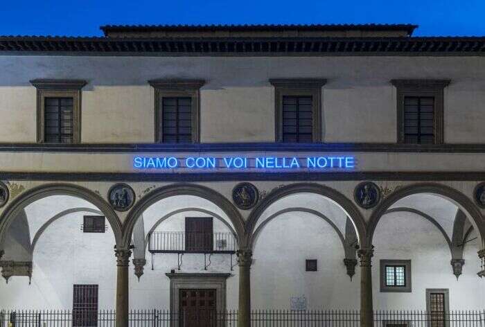 Opera luminosa di Claire Fontaine in piazza Verdi a Bologna