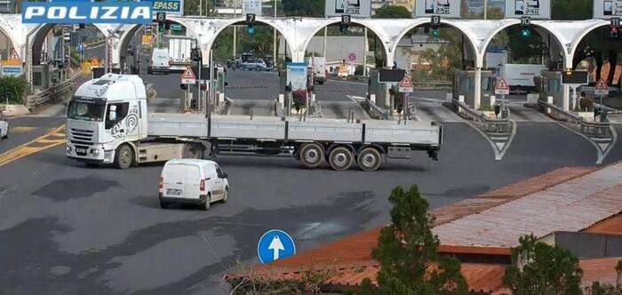 Vede posto di blocco e cambia direzione,Tir contromano su A18