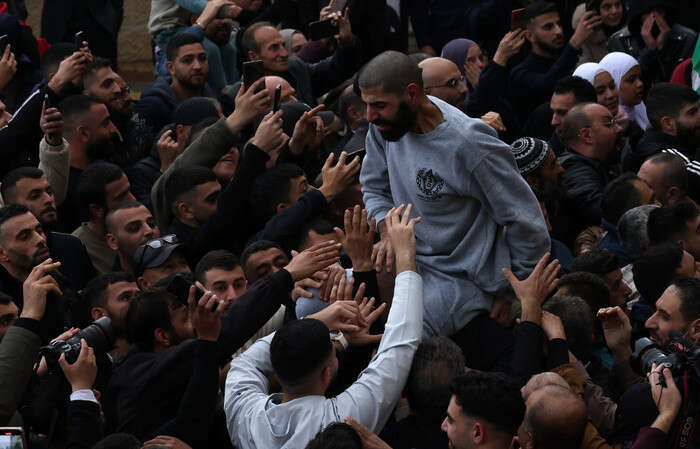 Bus con palestinesi liberi accolti a Ramallah da ovazioni