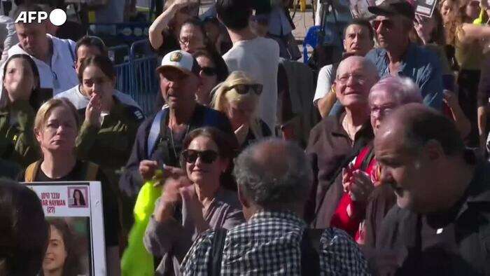 Libera la soldatessa Agam Berger, gioia in piazza a Tel Aviv