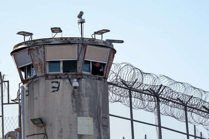 Convoglio detenuti palestinesi lascia carcere israeliano