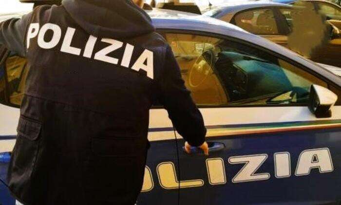 In fuga dalla polizia, si schianta contro un'auto e muore