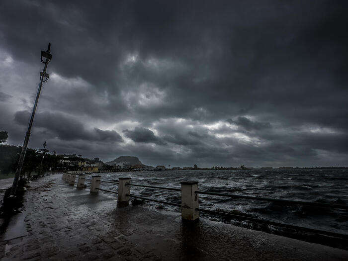 Mare mosso, aliscafi a singhiozzo da Napoli per Ischia e Procida