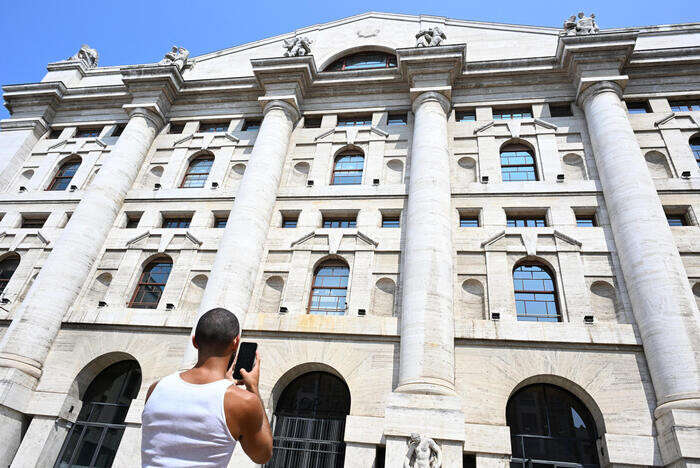 Borsa: Milano sopra i 35 mila punti, massimi da cinque mesi