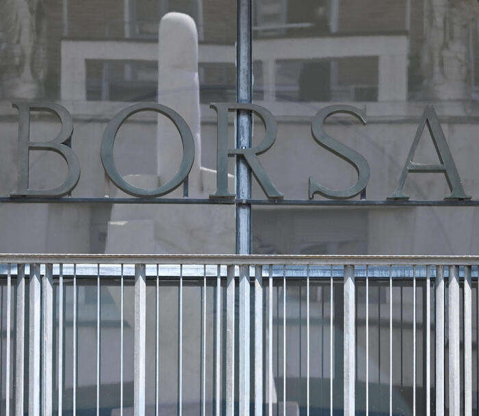 Borsa: Milano chiude negativa, -1,12%