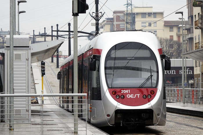 Maltempo allaga uno scambio della tramvia di Firenze, disagi