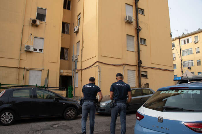 Uccide la moglie a coltellate, scena muta davanti al gip