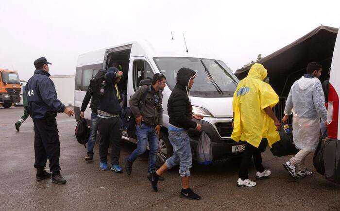 Croazia: furgone migranti esce di strada,2 morti e 25 feriti